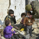 Un militar ruso entrega supuestamente zumo de frutas a niños de Alepo (Siria), en una imagen sin fecha distribuida por el Ministerio de Defensa ruso.