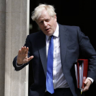 El primer ministro británico Boris Johnson sale del número 10 de Dowing Street  TOLGA AKMEN