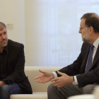 El nuevo secretario general de CC OO, Unai Sordo, y Rajoy, en la reunión de ayer. SERGIO BARRENECHEA