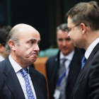 Luis de Guindos conversa con el vicepresidente de la Comisión Europea (CE) para el Euro. O.H.