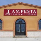 Fachada de la bodega de Tampesta, quese encuentraprácticamente integrada enel casco urbanode Valdevimbre, en una zonade bodegas tradicionales.