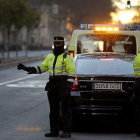 La Policía multa a vehículos con matrículas pares que circulan por Madrid.