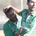 Rueda, a la derecha, felicita a Ramírez tras la consecución del tercer gol virginiano.
