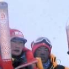 la alpinista Cirenwangmu muestra la antorcha en la cima del Everest