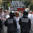 Simpatizantes de Guaidó en la marcha contra Maduro disuelta por la policía bolivariana. RAYNER PEÑA