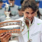 Rafael Nadal muerde el trofeo que le acredita como vencedor del Conde de Godó.