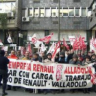Alrededor de 300 delegados sindicales, ayer ante la dirección de Trabajo