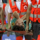La Cruz Roja saca del campo en camilla a Messi tras la fuerte entrada de Ujfalusi.