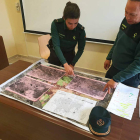 La Guardia Civil de Huelva estudia los mapas para hallar a la profesora. ICAL