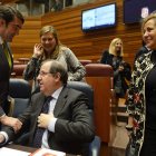 Suárez-Quiñones saluda a Herrera en presencia de Pilar del Olmo y Rosa Valdeón, ayer, en el Pleno.