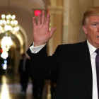 Trump saluda al salir del Congreso tras asistir a una reunión de republicanos, el 16 de noviembre, en Washington