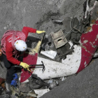 Inspección de restos del avión de Germanwings, un caso que desató el discurso del odio hacia los catalanes en internet.