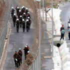 Agentes de las Fuerzas de Seguridad controlan la valla.