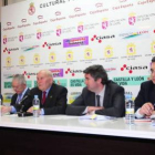Domingo Cueto y García de Celis, segundo y tercero por izquierda, en la asamblea de Profutle.