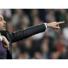 Pep Guardiola da instrucciones a sus jugadores durante el partido frente al Inter en Milán.