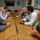 González, Llamazares y Fernández, frente a los representantes de los trabajadores.