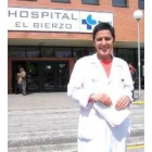 La presidenta de la Junta de Personal posa a la entrada del complejo asistencial del Bierzo