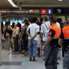 Usuarios del metro madrileño junto a la oficina de Atención al Cliente.