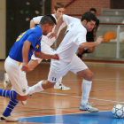 Chuso, de blanco, se lleva el balón a pesar de la oposición del jugador naronense Jacobo.