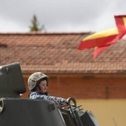 Los más pequeños disfrutaron subiéndose a los grandes vehículos del Ejército. JESÚS F. SALVADORES