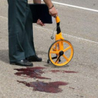 Un agente toma datos del accidente del miércoles.