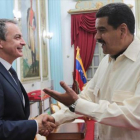 Zapatero saluda a Maduro, en el palacio presidencial de Miraflores, el pasado miércoles en Caracas.