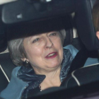 Theresa May sale del Parlamento británico, este jueves en Londres.
