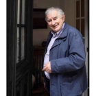 Antonio Gamoneda, a la puerta de su casa en León.