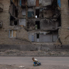 Un bebé juega en la desolada ciudad de Horenka. ROMAN PILIPEY
