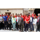 La selección española de balonmano formó a las puertas del palacio del Conde Luna junto con los representantes municipales leoneses.