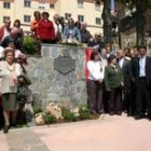 La delegación de Sahagún posa junto al monolito que da nombre al paseo recién inaugurado