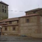 Exterior de la iglesia de Bercianos del Páramo en donde se aprecia el estado de las obras