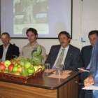 La imagen muestra un momento de la presentación del nuevo libro sobre fruticultura.