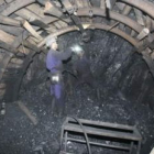 Dos mineros trabajan en el interior de una galería en una explotación de la provincia.