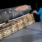 La embajadora de EEUU en la ONU, Nikki Haley, con los restos del supuesto misil iraní.