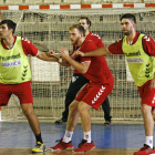 Diego Piñeiro junto con Juanjo, Leo Santos y Biosca durante un entrenamiento del Abanca Ademar en el Palacio. FERNANDO OTERO PERANDONES