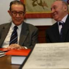 Juan Velarde y Fabián Estapé, ayer en el Colegio de Economistas de León