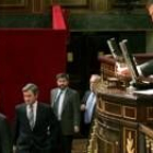 Rajoy y Acebes entran en el Parlamento mientras interviene Zapatero