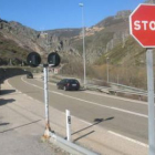 La línea continua impide a los vecinos girar directamente hacia Villamanín.