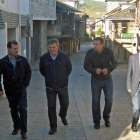 Velasco, Valcarce, Blanco y González, paseando ayer por la calle Real de Santalla.