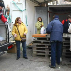 Voluntarios del Banco de Alimentos del Sil reparten ayuda en una imagen de archivo.