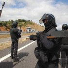 Antidisturbios en la A-6 en Villamartín, después de avisar a los mineros por megáfono.