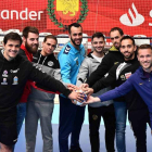 Mario López, tercero por la izquierda, junto al resto de representantes de los otros siete equipos que desde hoy disputan la Copa. RFEBM