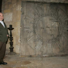 Imagen de archivo del deán Felipe Fernández Ramos con la esfera del reloj.