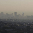 Vista de la contaminación sobre Barcelona desde la carretera de las Aigües, el pasado diciembre.