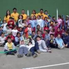 Fotografía de familia de los escolares de Veguellina y Carrizo que participaron en la convivencia