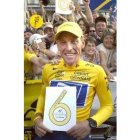 El ciclista norteamericano posa para la historia vestido de amarillo y con recuerdo para su gesta