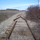 Estado de la vía férrea de la Ruta de la Plata a su paso por Astorga, expoliada.