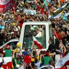 Juan Pablo II llega ayer en el «papamóvil» a la plaza de Berna
