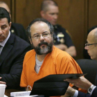 Ariel Castro (centro), durante el juicio en que ha sido condenado a varias cadenas perpetuas.